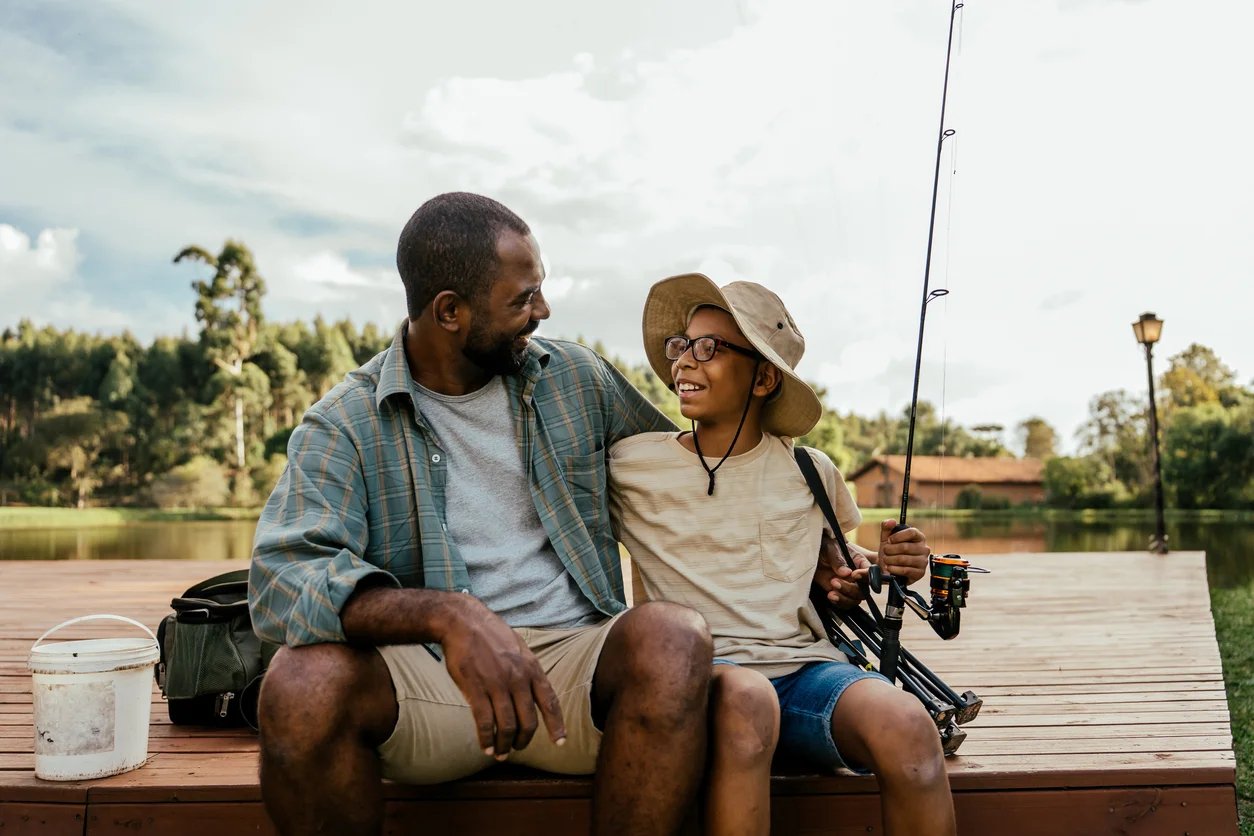 Padre sentado con su hijo
