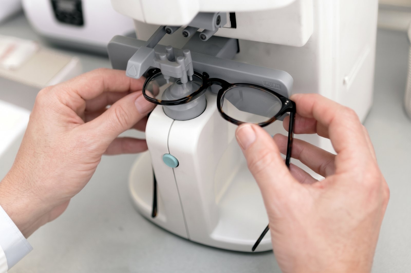 El material sí importa: ciencia y criterio en la selección del lente oftálmico