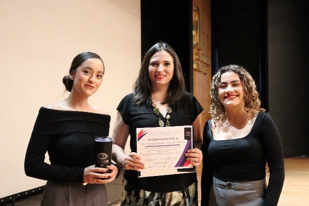 Reconocimiento entregado durante el III Congreso Universitario de Optometría de la UAA